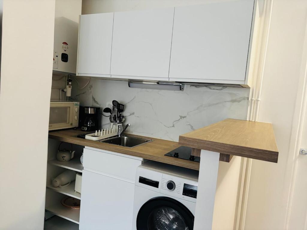 d&eacute;couvrez une cuisine spacieuse &agrave; asni&egrave;res, id&eacute;ale pour pr&eacute;parer vos repas en toute convivialit&eacute;. profitez d