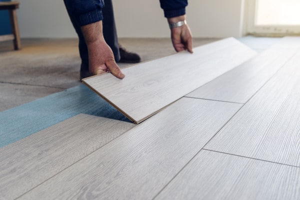 parquet pose prix découvrez les prix des parquets, comparez les différentes essences et types pour trouver le revêtement de sol adapté à votre budget. conseils, astuces et devis pour bien choisir votre parquet.