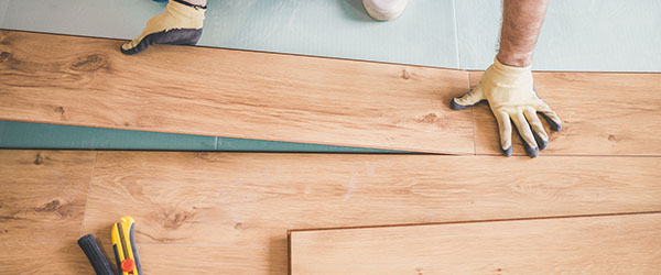 Comment estimer le prix de la pose de parquet : guide complet pour bien budgéter obtenez une estimation précise du coût de la pose de parquet. découvrez les facteurs influençant le prix, les étapes du processus et des conseils pour bien choisir votre poseur de parquet.
