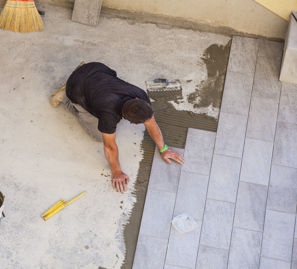 Comment estimer le prix au m2 du carrelage pour votre projet ? découvrez comment estimer le prix au m² pour la pose de carrelage : conseils, facteurs de coût, et astuces pour budgéter votre projet facilement.
