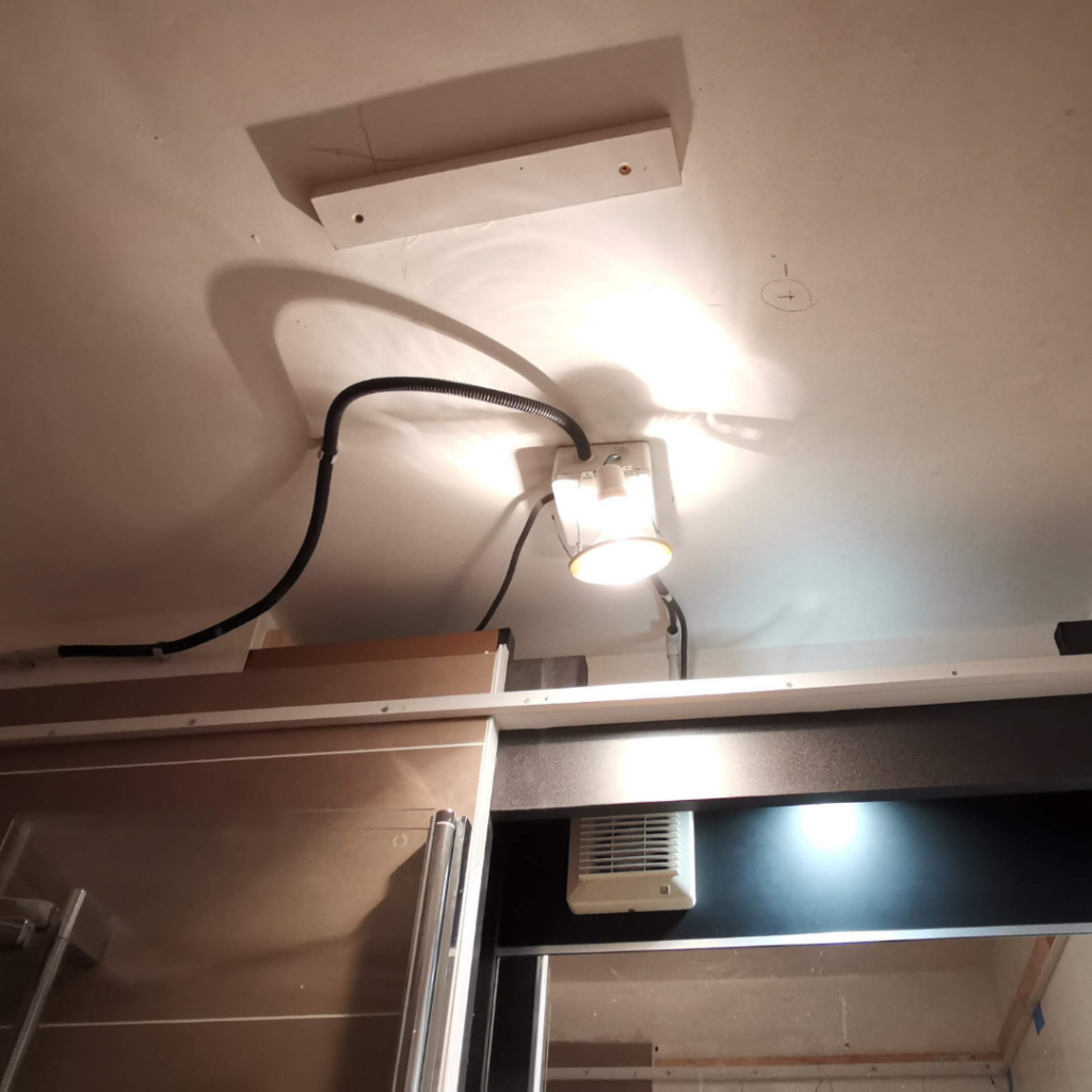 Pourquoi opter pour un faux plafond dans sa salle de bain à Asnières sur Seine découvrez comment installer un faux plafond dans votre salle de bain à asnières pour un espace moderne, esthétique et résistant à l’humidité. conseils, matériaux et solutions sur mesure.