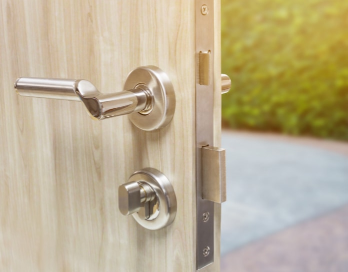 renforcez la protection de votre domicile avec une pose de serrure de s&eacute;curit&eacute; professionnelle. d&eacute;couvrez nos solutions efficaces et adapt&eacute;es pour s&eacute;curiser vos portes contre les tentatives d&rsquo;effraction.