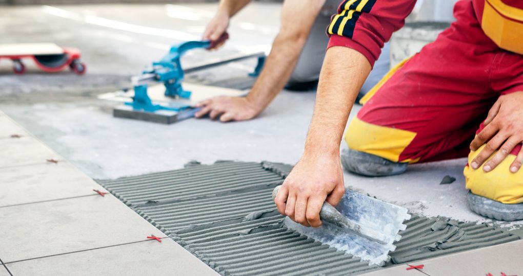 d&eacute;couvrez les &eacute;tapes cl&eacute;s et nos conseils pratiques pour r&eacute;ussir la pose de carrelage. pr&eacute;paration, choix des mat&eacute;riaux, astuces de pose et finitions : suivez notre guide complet !
