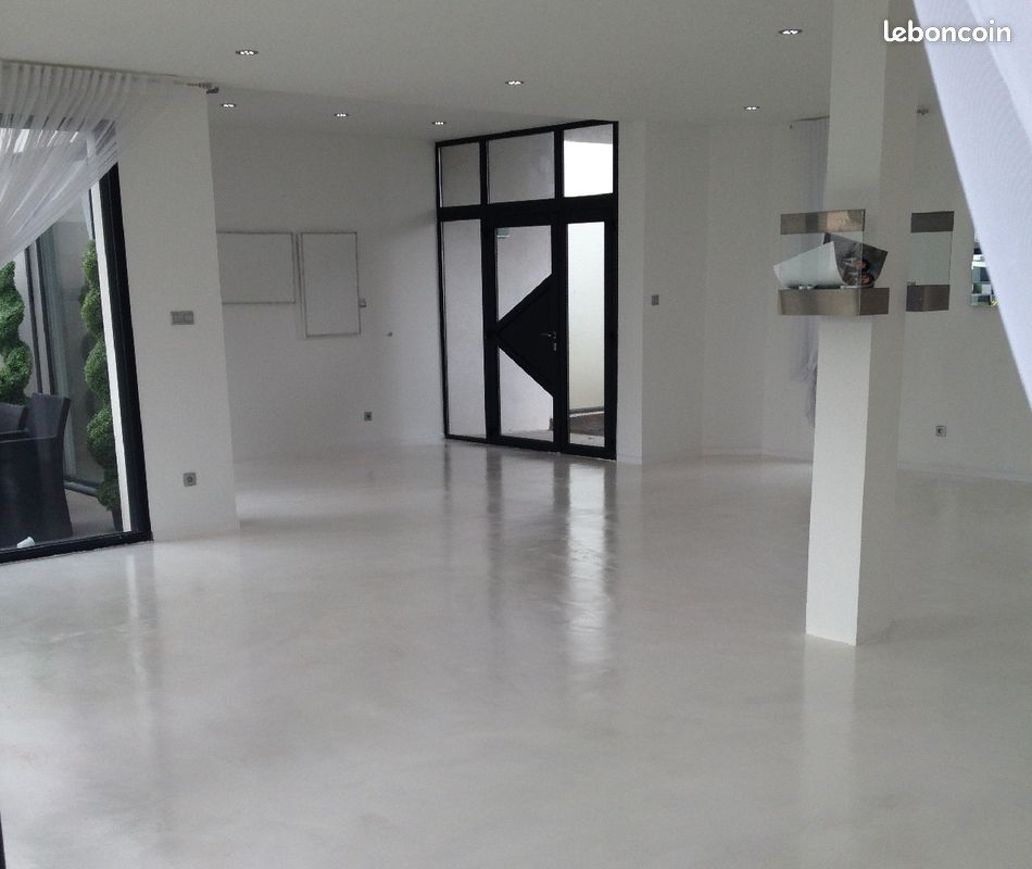 Béton ciré sol : comment calculer le prix au m2 ? découvrez le prix du béton ciré au m² : tarifs moyens, facteurs d’influence et conseils pour estimer le coût de vos travaux de décoration ou de rénovation.