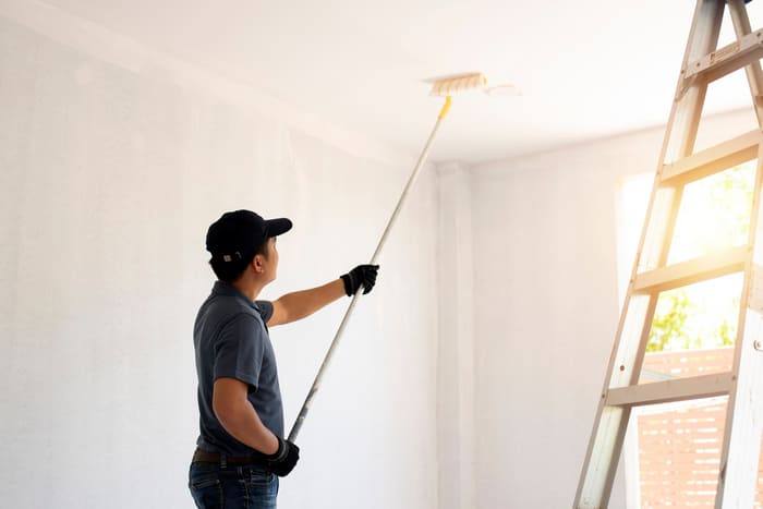 Peinture au m² : comment estimer le vrai prix pour vos travaux ? découvrez les prix moyens au m² pour la peinture intérieure et extérieure. comparez les tarifs selon les types de peinture et obtenez des conseils pour estimer le coût de vos travaux.