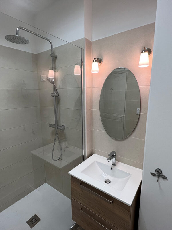 Rénovation de salle de bain à Asnières sur Seine : comment éviter les surcoûts confiez la rénovation de votre salle de bain à asnières à des experts ! design moderne, matériaux de qualité et accompagnement sur mesure pour transformer votre espace selon vos envies.
