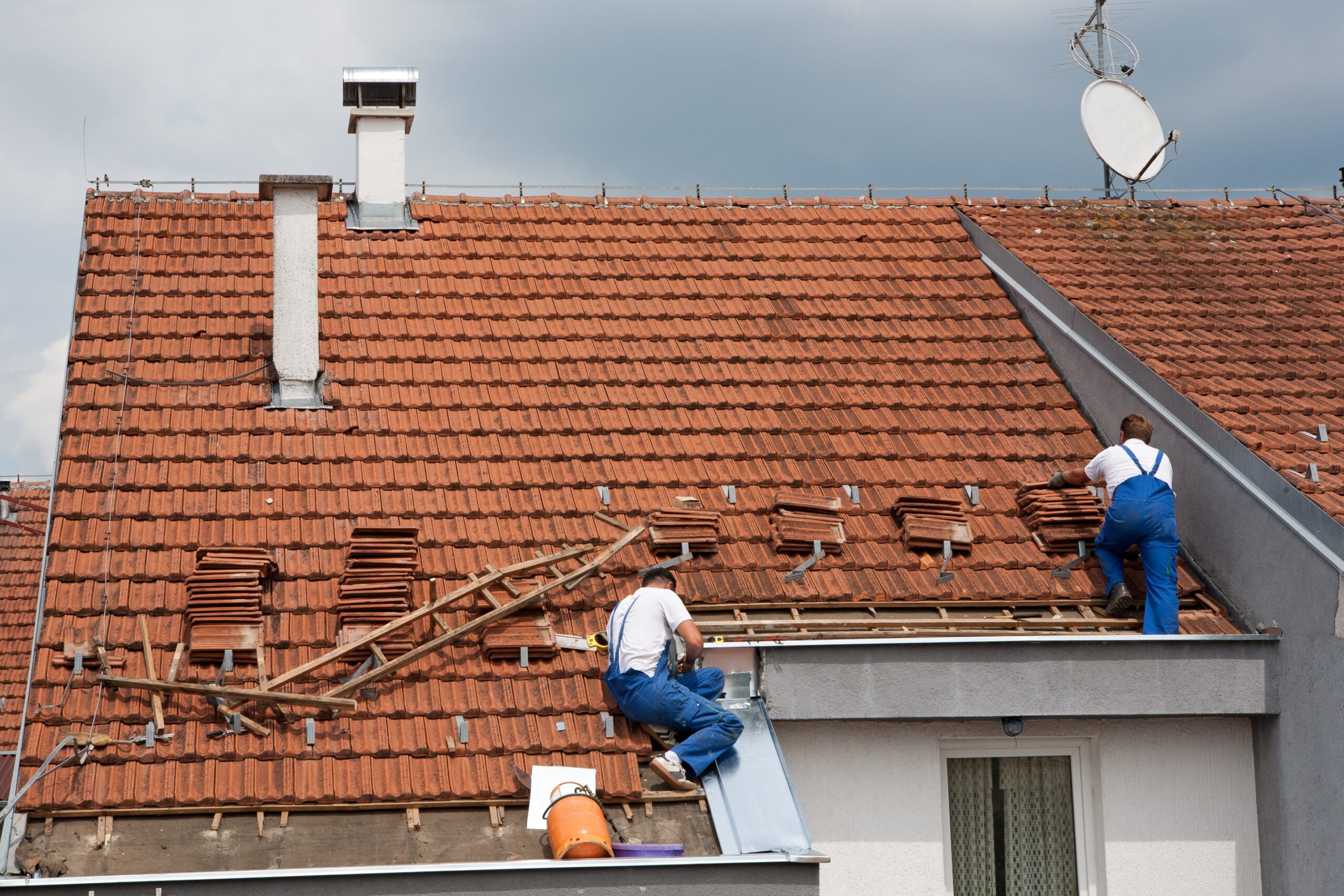 Comment estimer le prix d'une toiture : guide complet obtenez une estimation précise du prix de votre toiture. découvrez les facteurs qui influencent le coût, les matériaux disponibles et les conseils pour bien budgétiser votre projet de rénovation de toit.